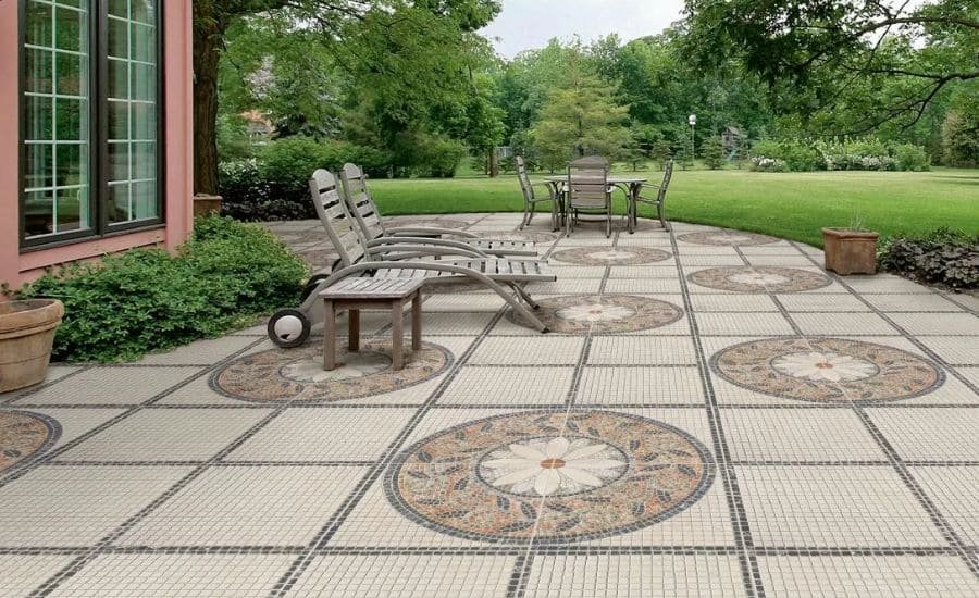 diseño de adoquín en forma de flores para patio
